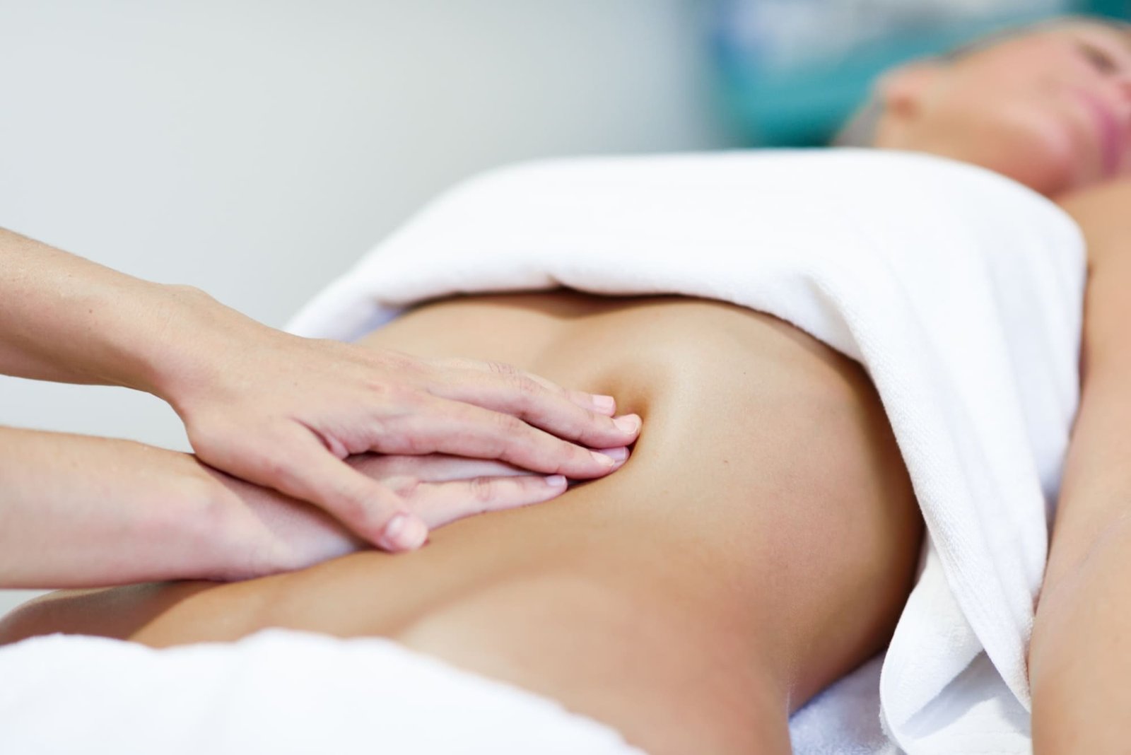 Sanfte viszerale Behandlung am Bauch in der Praxis Kirsten Maurer in Mittersill