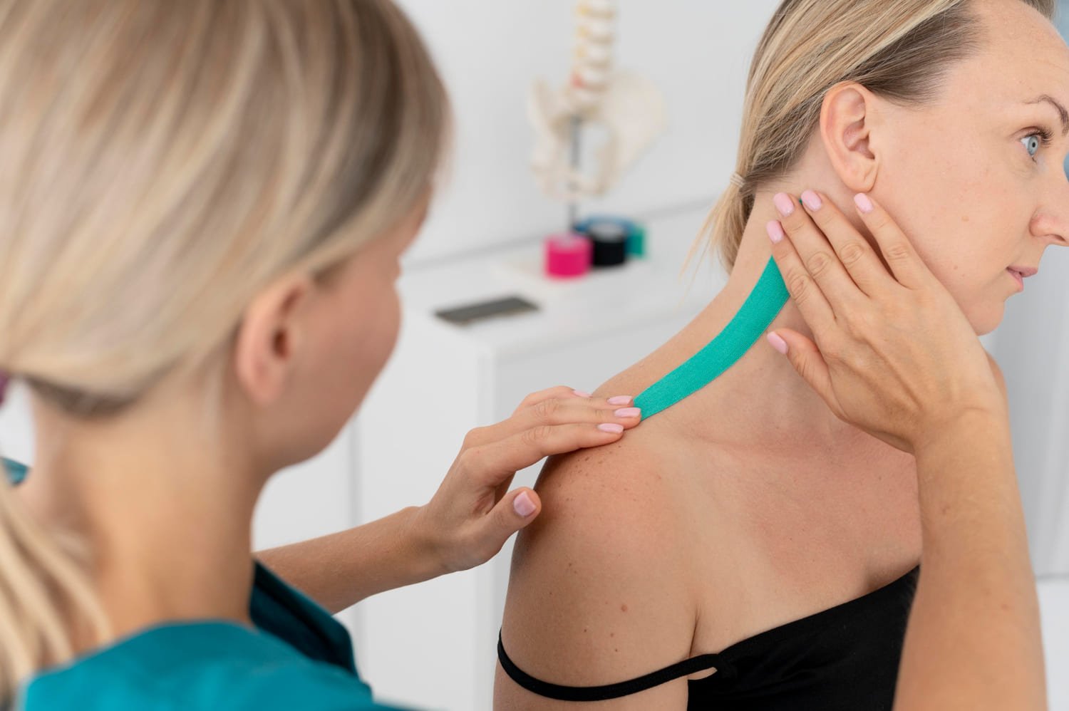 Kinesiotape an Nacken und Schulter eines Patienten in der Praxis Kirsten Maurer in Mittersill