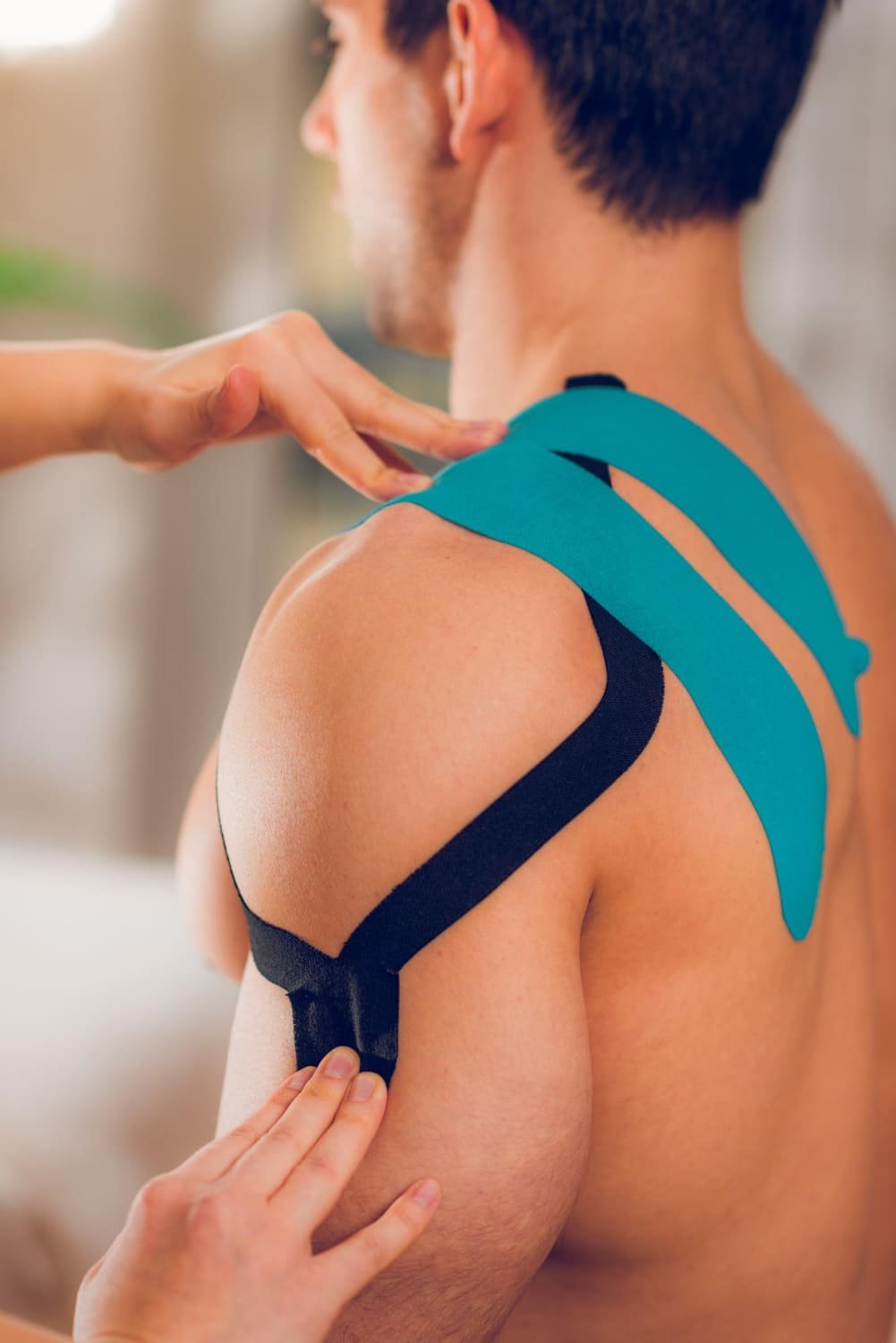 Kinesiotape an der Schulter eines Patienten